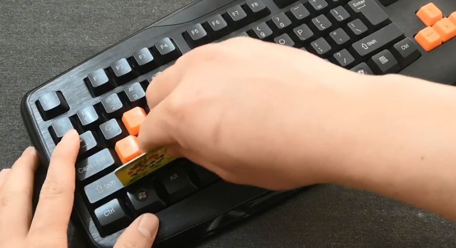 笔记本键盘怎么清洗（电脑键盘的清洁技巧）
