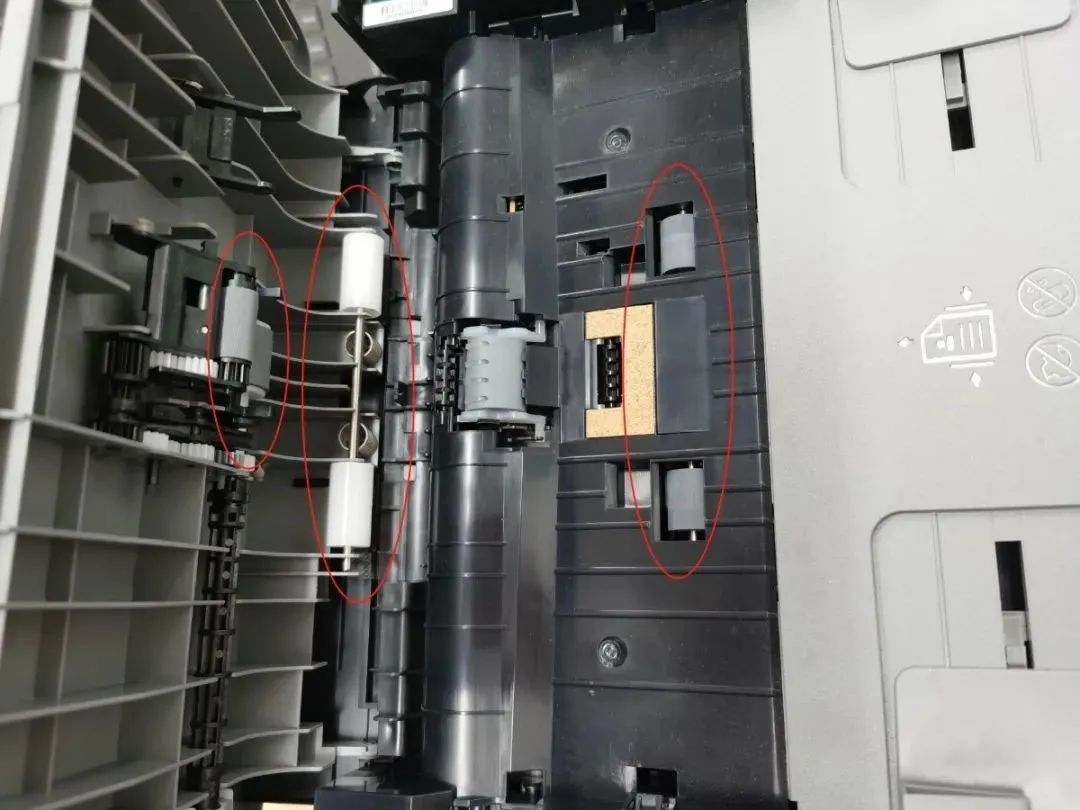 打印机有纸却显示缺纸张（打印机为什么会提示缺纸）