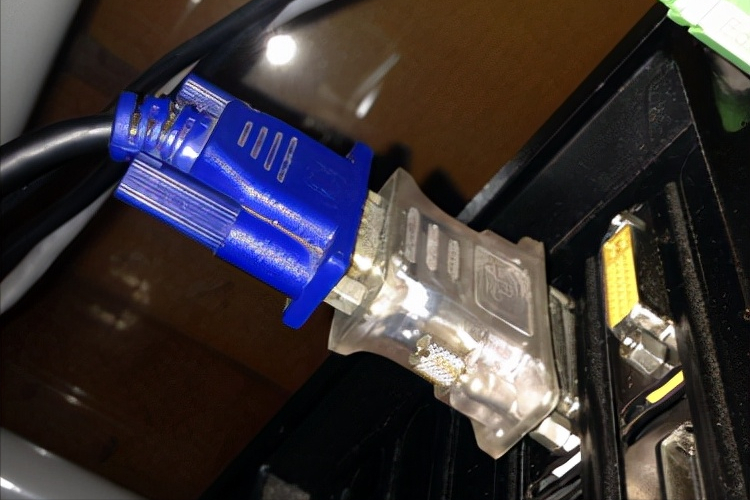 显示器无信号主机正常（电脑显示屏显示无信号解决方法）