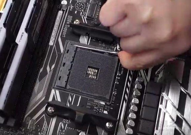 AMD CPU怎么安装？AMD锐龙处理器与主板安装图解教程