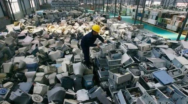 我们每年产生4500万吨的电子废物，但只有20%的电子废物被回收