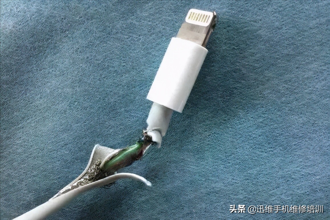 苹果手机充不进电怎么回事（自己修复iPhone充不进电）